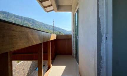 Casa com tranquilidade de sítio com estrutura de cidade