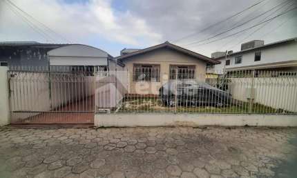Casa de madeira à venda no bairro São João em Itajaí SC