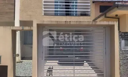 Desfrute deste Sobrado Geminado de brilhar os olhos com ótima localização