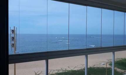 Excelente apartamento frente ao mar com 03 quartos sendo 02 suítes