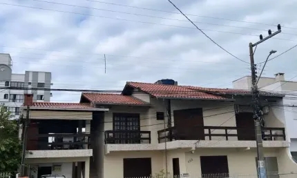 Casa a venda, são 4 casas no mesmo terreno sendo 2 casas de frente, (uma de 3 quartos e a outra de 2 quartos)  em Balneário Camboriú SC