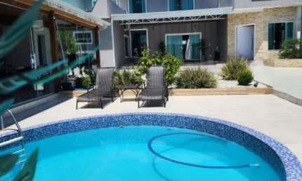 Casa a venda, 03 quartos c/suíte, 08 vagas, edícula, piscina em São José dos Pinhais PR