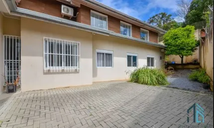 Casa a venda, 04 quartos c/suíte, 06 vagas, no São Lourenço em Curitiba PR