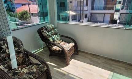 Sobrado com piscina, área gourmet, 03 quartos com suíte, 70 metros do Mar em Matinhos PR