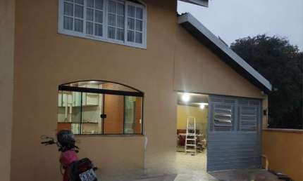 (PERMUTA) Casa a venda Semi mobiliada, 03 quartos, 04 vagas, churrasqueira no Boqueirão em Curitiba PR