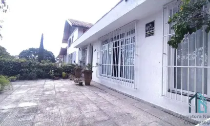 Casa a venda Semi mobiliada, 05 quartos, em ótima localização, no Bacacheri em Curitiba PR