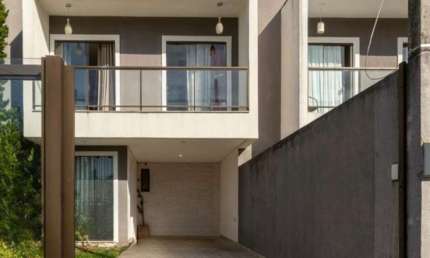 (Estuda permuta por casa ou financiamento) Sobrado 03 quartos c/suíte, terraço, no Bairro Alto em Curitiba PR