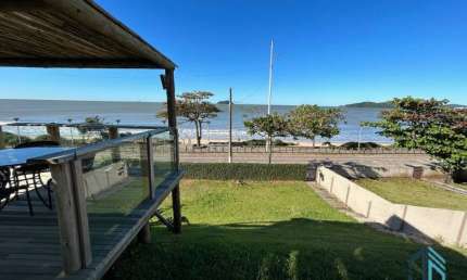 Casa frente Mar duas frentes, com 6 Suítes, 450m2 de área construída em Piçarras SC