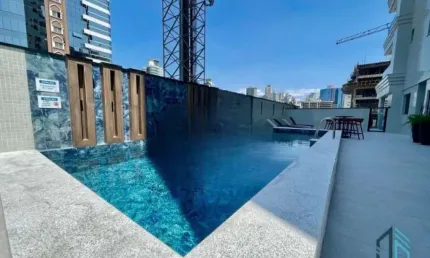 Apartamento Mobiliado, 04 suítes, 03 vagas, Meia Praia quadra Mar em Itapema SC