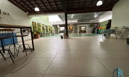 Sobrado com edícula, 05 quartos sendo duas suítes à venda no Atuba, divisa com Tingui, próximo ao Bacacheri em Curitiba PR