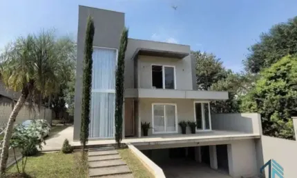 Sobrado moderno, com amplo terreno, 03 quartos c/suíte, área gourmet, em Campo Largo PR