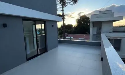 Sobrado com Ático e terraço, 03 quartos c/suíte em Condomínio no Uberaba em Curitiba PR