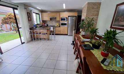 Casa com edícula, 04 quartos sendo 2 suítes, amplo terreno fundos, no Atuba em Curitiba PR