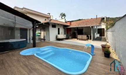 Casa (estuda permuta e financiamento) piscina, 03 quartos c/suíte, em Piraberaba Joinville SC