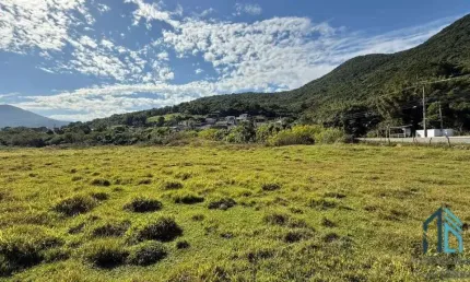 Terreno de frente pra Rodovia com, 110 de frente X 800 fundos em São José SC