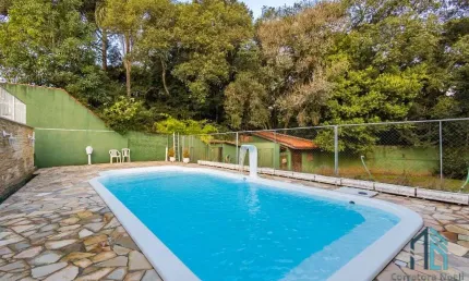 Casa Alto Padrão, amplo terreno, 03 quartos c/suíte, piscina, 8 vagas, em Santa Felicidade Curitiba PR