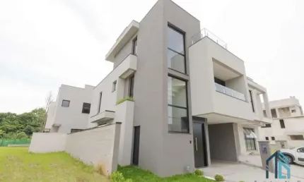 Casa em condomínio clube, 03 quartos c/suíte, terraço, no santa cândida em curitiba pr