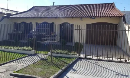 3 dormitórios, sendo 1 suíte, 3 banheiros, 4 vagas de garagem, mobiliado,