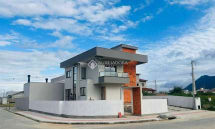 Casa com 3 quartos à venda na NIELSEN UBIRATÃ DELFINO JOSÉ, 23, Bela Vista, Palhoça, 140 m2 por R$ 800.000