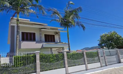 Casa com 3 quartos à venda na servidão joão vasques silva, 300, ingleses do rio vermelho, florianópolis, 240 m2 por r$ 1.380.000