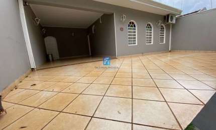 Casa a venda com 4 dormitórios sendo 2 suítes no Jardim América
