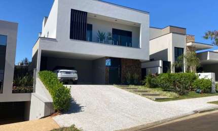 Sobrado a venda com 3 suítes no Condomínio Alto do Castelo