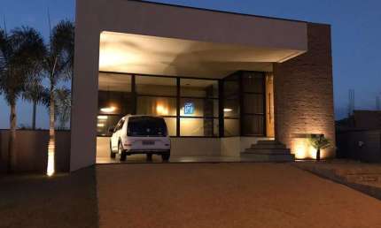 Casa à venda em Condomínio Alphaville 3 com 3 suítes