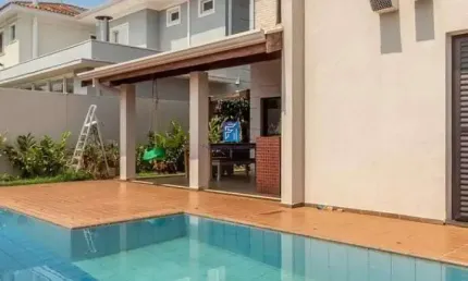 Casa a venda com 4 dormitórios sendo 2 suítes no Condomínio