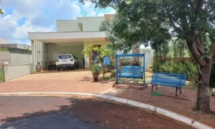Sobrado a venda com 3 dormitórios sendo 1 suíte no Condomíni