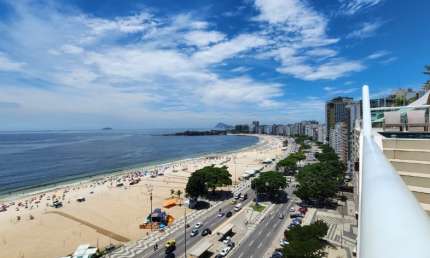 Cobertura pé na areia frontal ao mar à venda em Copacabana