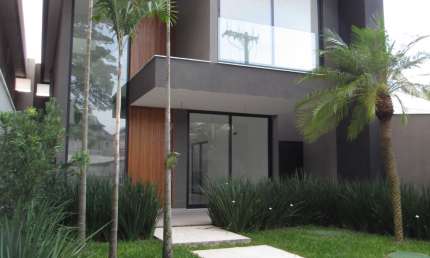 Casa Triplex Contemporânea à venda no Interlagos de Itaúna