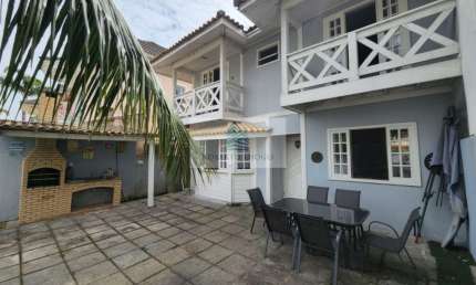Casa em Condomínio à Venda em Vargem Pequena, Rio de Janeiro-RJ: 2 Quartos, 1 Sala, 1 Banheiro, 4 Vagas - 140,00m². Venha Conferir!