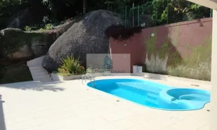 Imóvel Exclusivo: Casa  em Santa Rosa, Niterói-RJ - 4 Quartos, 1 Suíte, 2 Vagas - 330m².