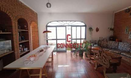 CASA DE ESQUINA COM 4 QUARTOS SENDO 1 SUITE NO BAIRRO LAGOINHA.