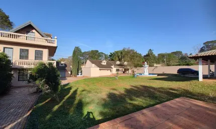 CHÁCARA DE 2400m² DE TERRENO SENDO 900m² DE ÁREA CONSTRUÍDA.