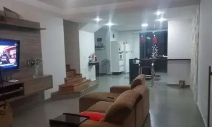 Casa sobrado de 3 quartos e 3 vagas no monte alegre.