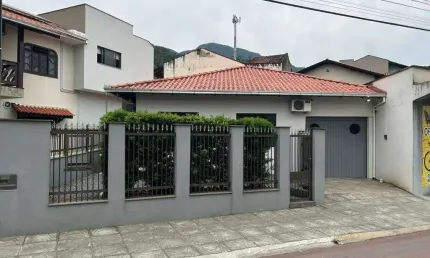 Casa para Venda em Jaraguá do Sul / SC no bairro Ilha da Figueira