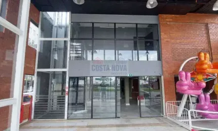 Excelente prédio comercial, andar térreo e mais 3 pisos. Elevador privativo.  2 vagas de garagem