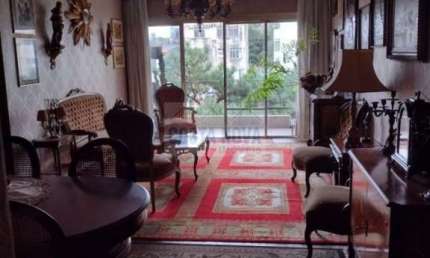 Apartamento espaçoso de 3 quartos e 2 banheiros, com varanda e uma ampla sala para dois ambientes.