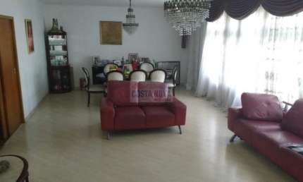 Casa à venda no Sacomã, 4 suítes e 2 vagas de garagem. Quintal amplo com piscina