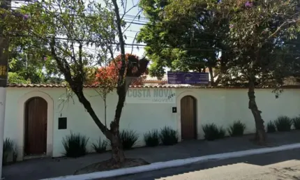Excelente casa residencial/comercial. Ideal família grande ou para uma clinica de repouso