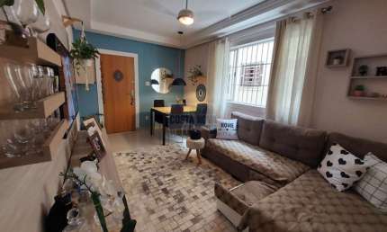 Apartamento de 83m² com 3 quartos, sendo 1 com sacada e closet no Bairro Embaré em Santos