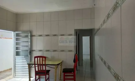 Casa grande, à 8 minutos da praia, com 2 dormitórios no Bairro Esmeralda em Praia Grande.