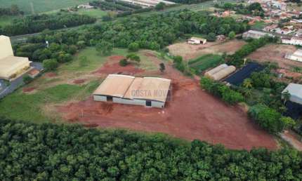 Terreno comercial/industrial em Colina, SP. 30 mil m² e galpão com 2.242 m²