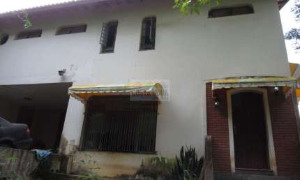 Casa a venda, com dois pisos, 4 quartos, 5 vagas, no Parque dos Príncipes, condomínio semi-fechado