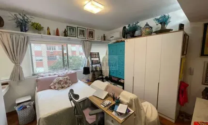 Studio de 32m2 com 1 quarto, 1 vaga de garagem a uma quadra da praia