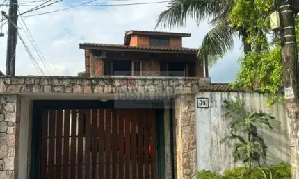 Sobreposta alta, com 300m² , com garagem para 4 Veículos