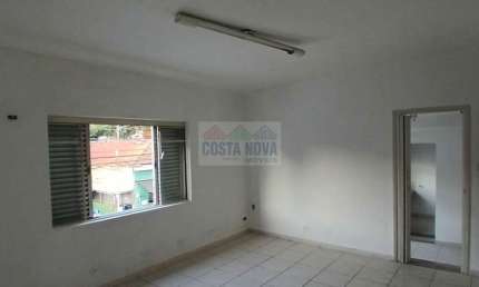 Aluga-se casa na Rua Chico Pontes, 2 quartos, excelente localização
