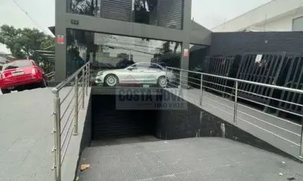 Prédio Comercial em Santos, de esquina e com vagas de garagem/estacionamento