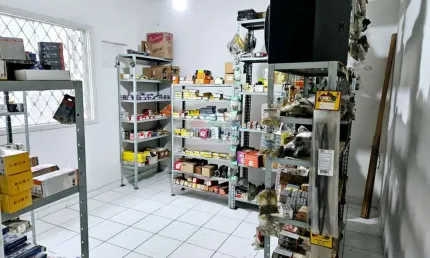 Loja comercial a venda. São 182 m², 3 salas, 2 banheiros, área externa coberta